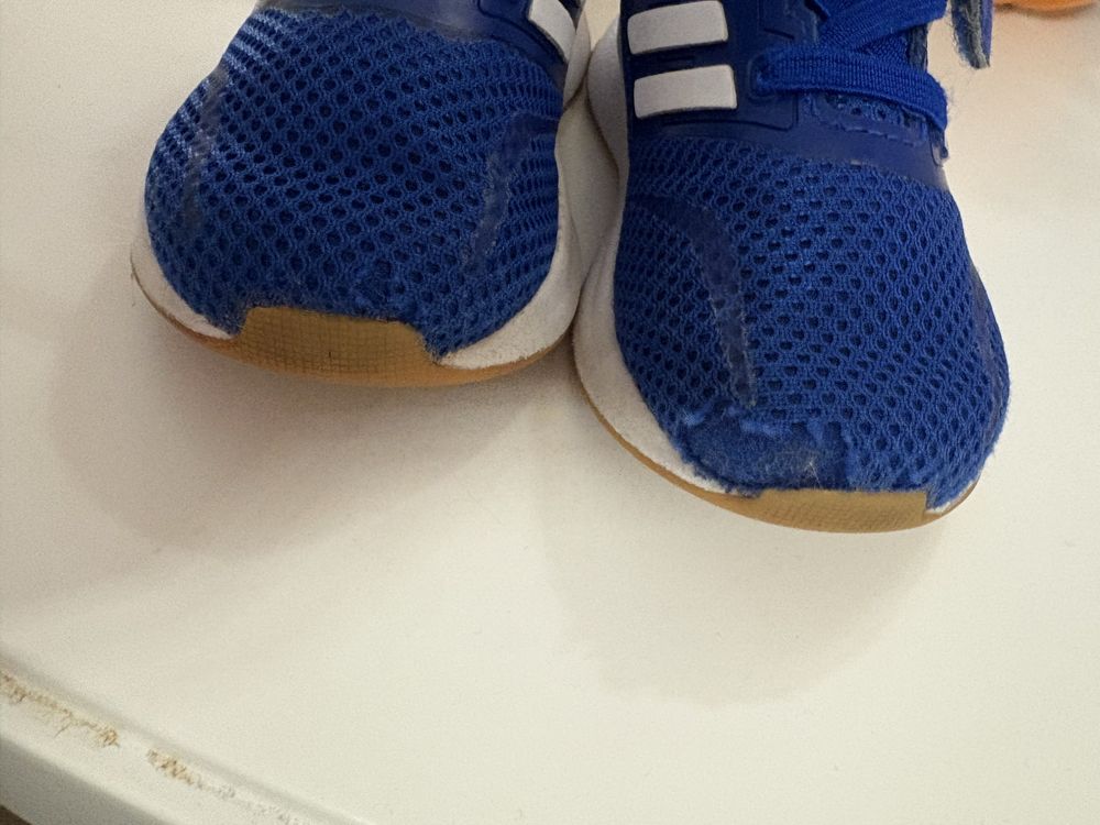 Подаряват се! Детски обувки Adidas