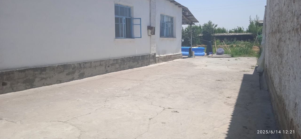8 sotixli uyi bilan sotiladi