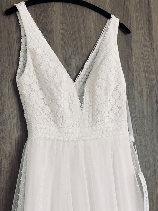 Vând Rochie de Mireasă. Finuță,simpluță și delicată.