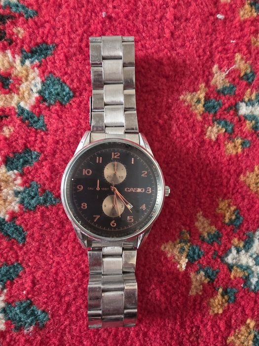 Часы наручные в отличном состояние