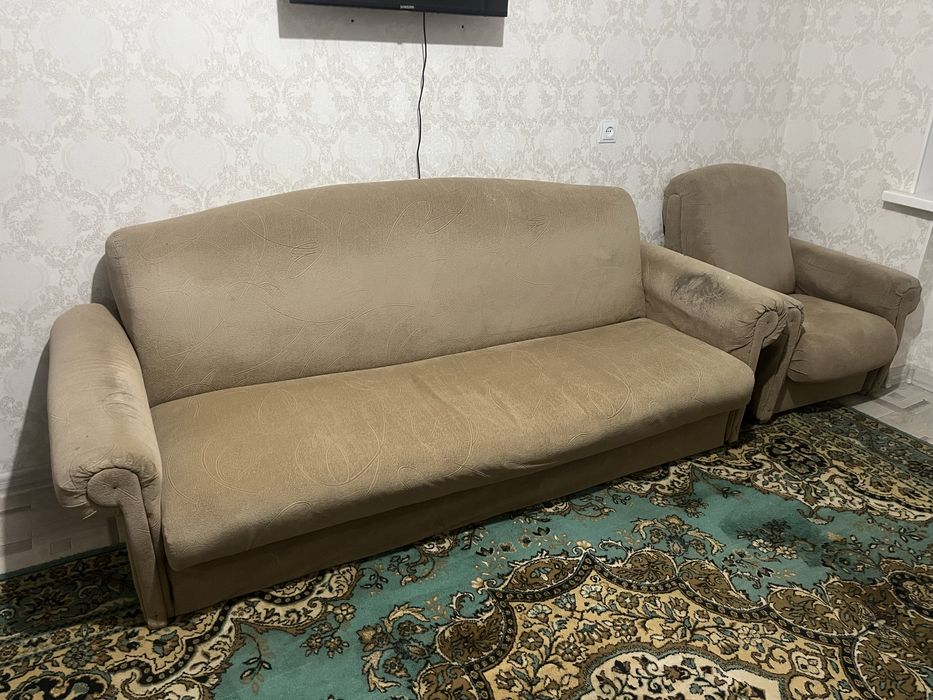 Продам диван с двумя креслами.