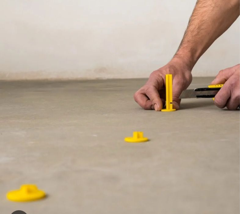 Наливной  пол заливаем по маячкам пот лазерный уровень