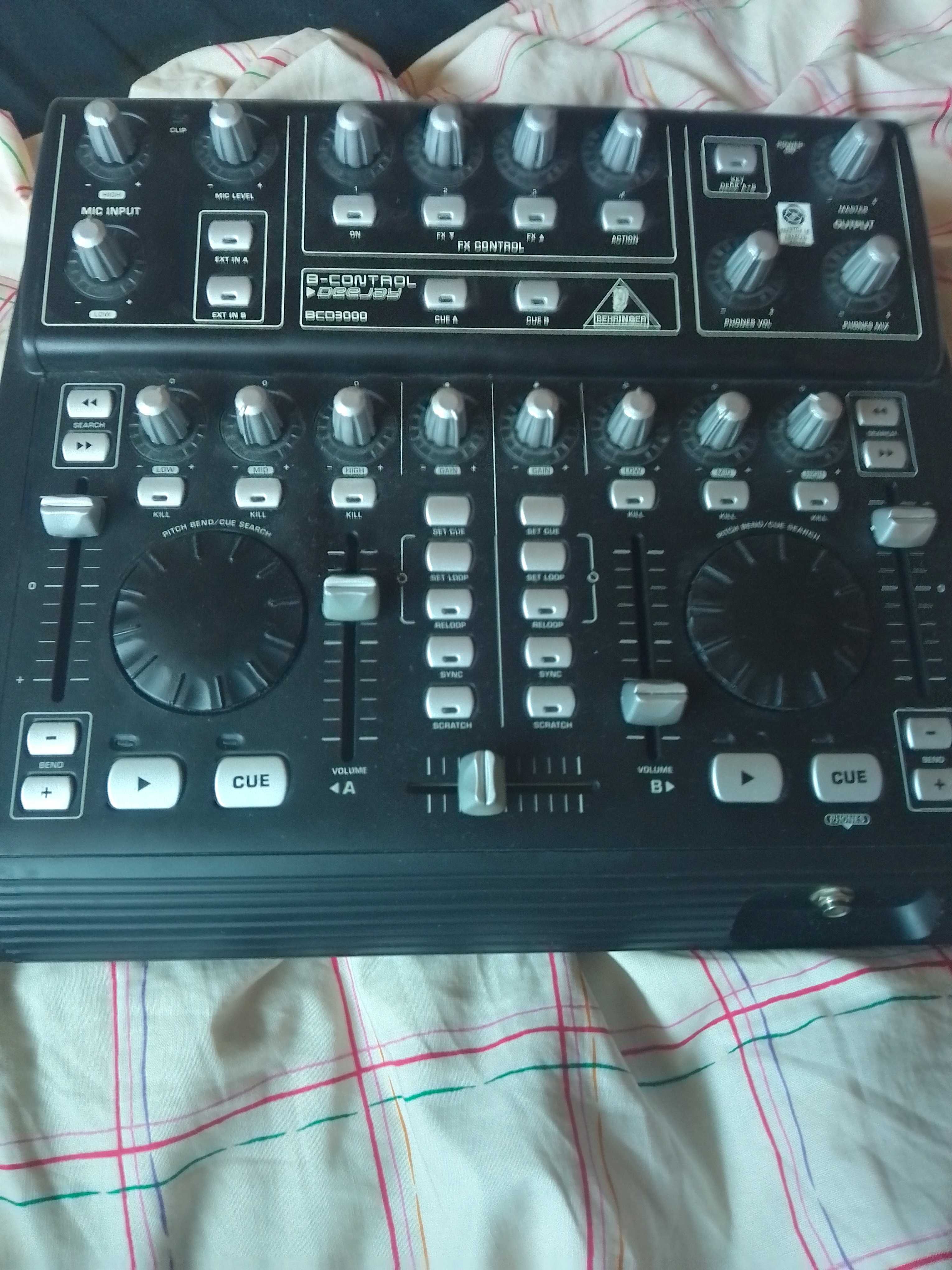 Продавам dj контролер беринджър