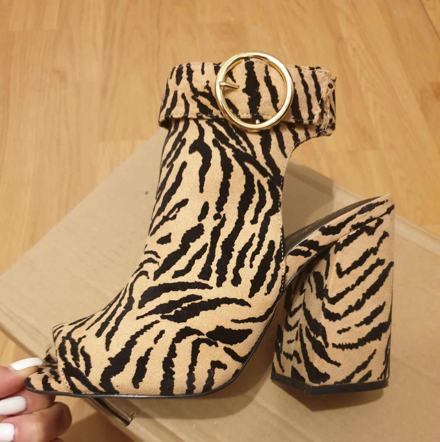 Botine luate de pe Asos imprimeu leopard