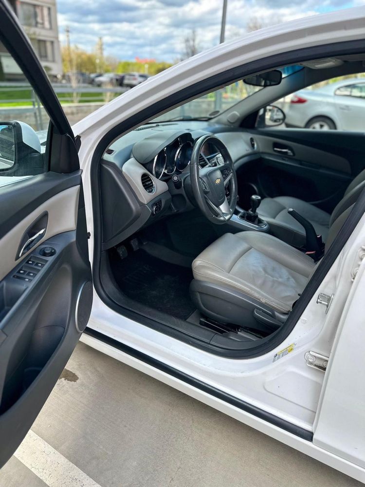 Chevrolet Cruze Navigatie, interior piele cu încălzire full option.