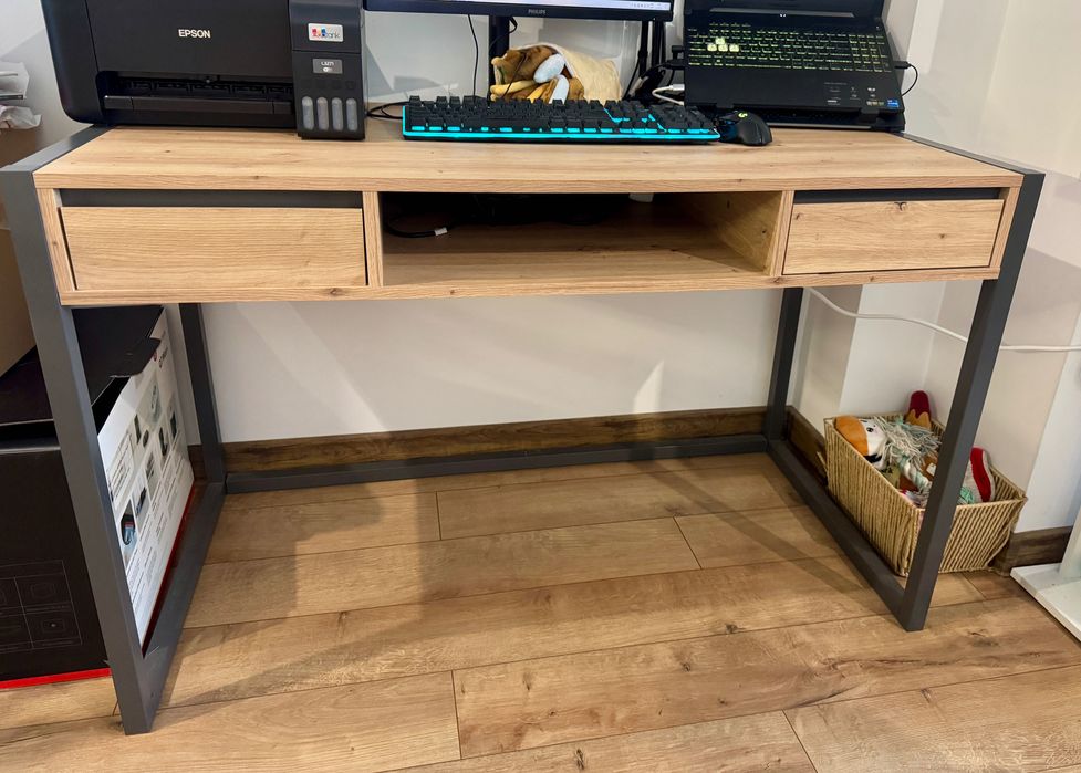 Офис бюро с дървесен мотив