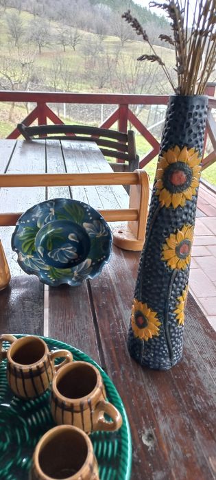 Cani,farfuri, obiecte din lemn si un covoraș ornamental