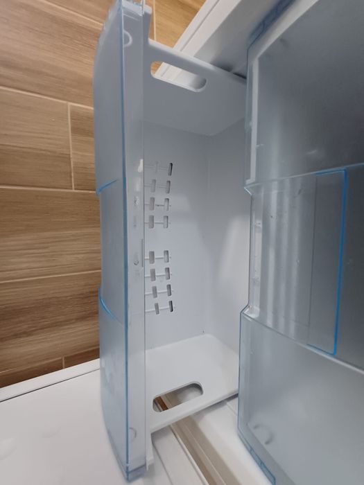 Vând combina frigorifica cu congelator / frigider Arctic K386B.