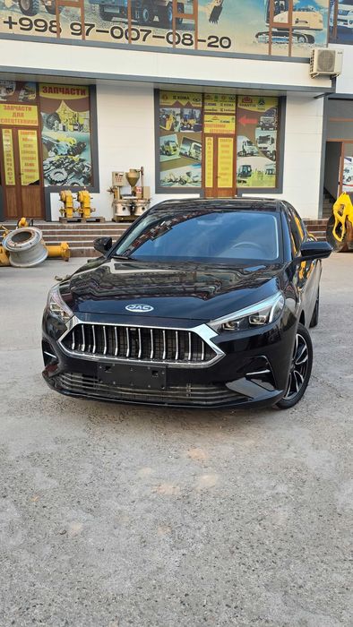 JAC j7 kuchli dvigitek, dizayn va yuqori tezlik