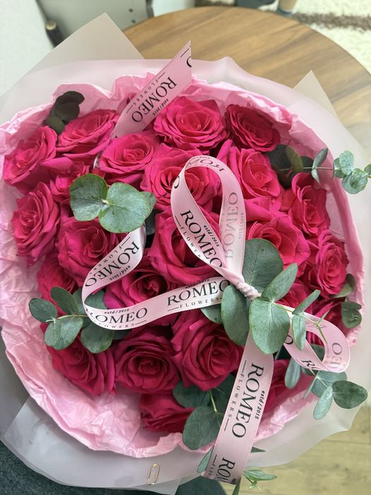 Пышные розы с запахом цветов