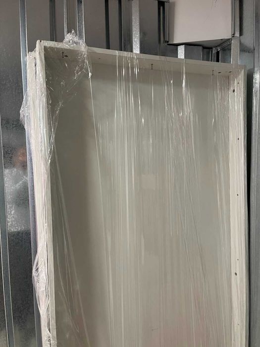 Детски легла на втори етаж със стълба, етажерки и ракли под тях