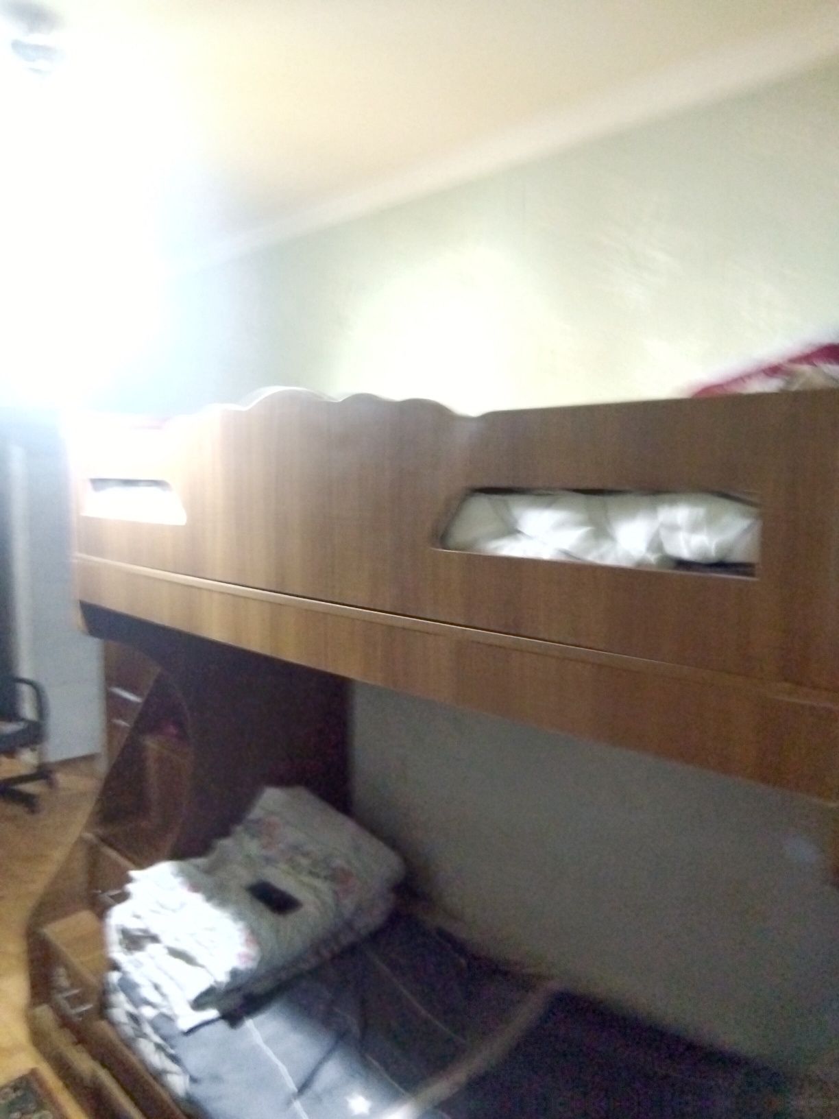 Двухярусная кровать с письменными столами