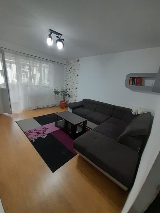 Închiriez apartament cu 4 camere