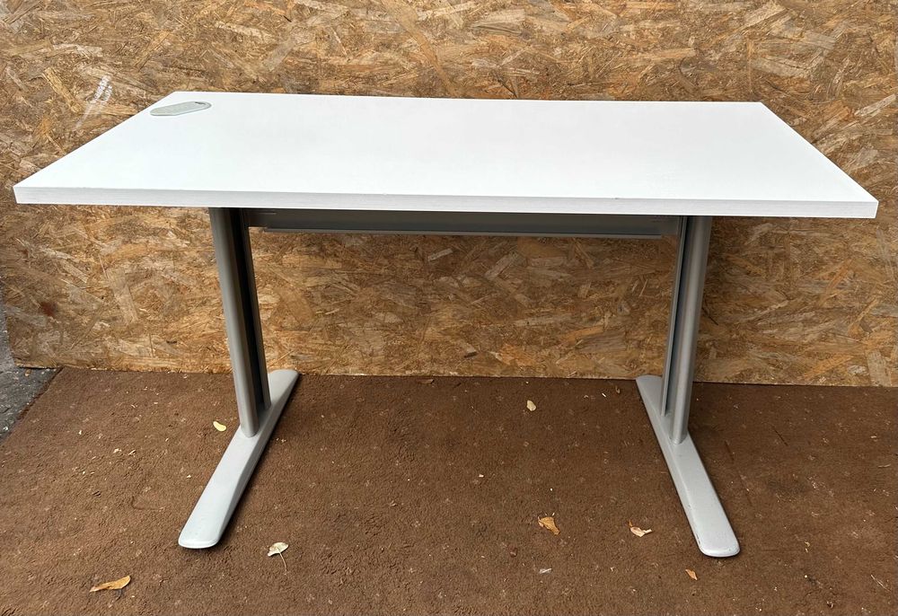 4 buc Birou alb cu picioare metalice; Masa de lucru cu blat 135x62
