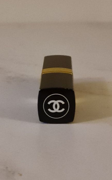 Червило на Chanel. Rouge Coco. Цвят Adriene-402