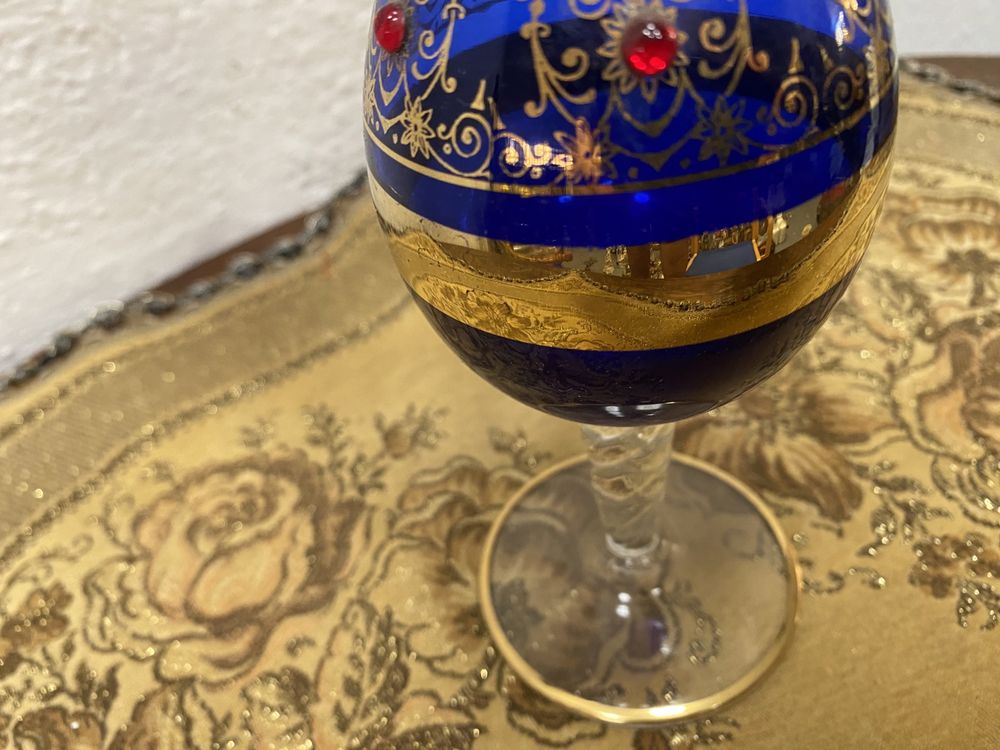 Италианска ваза изрисувана със златни бои