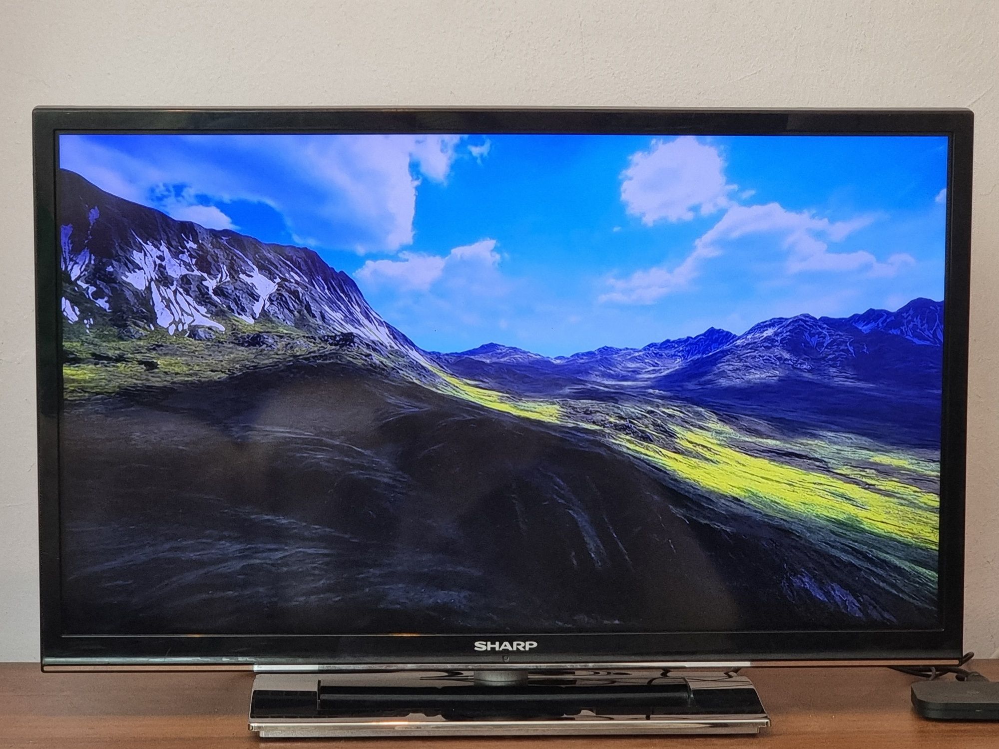 Телевизор / Sharp 32" - FULLHD - Цифрова + Ефирна , Слот за карта.