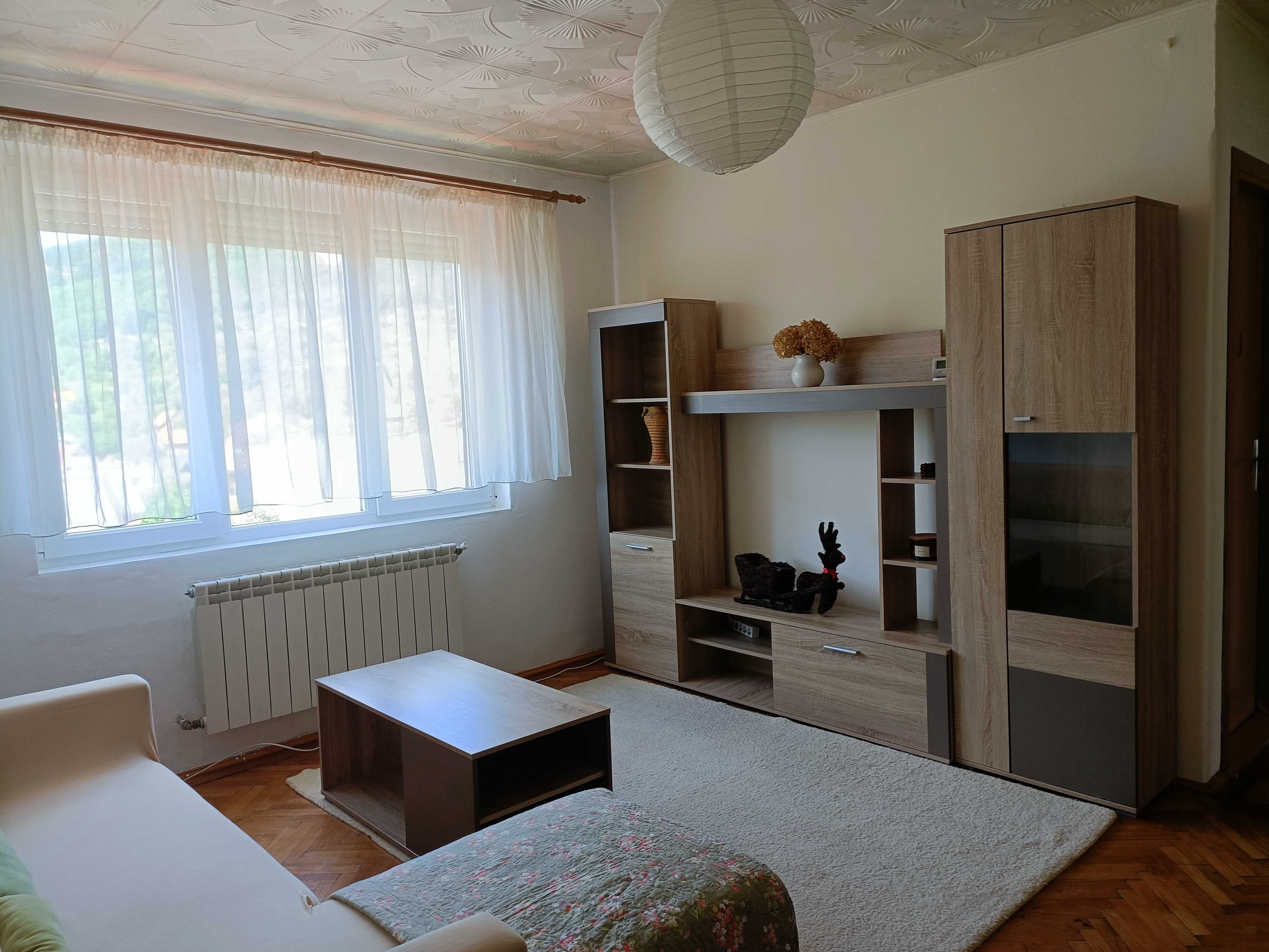 Inchiriez apartament