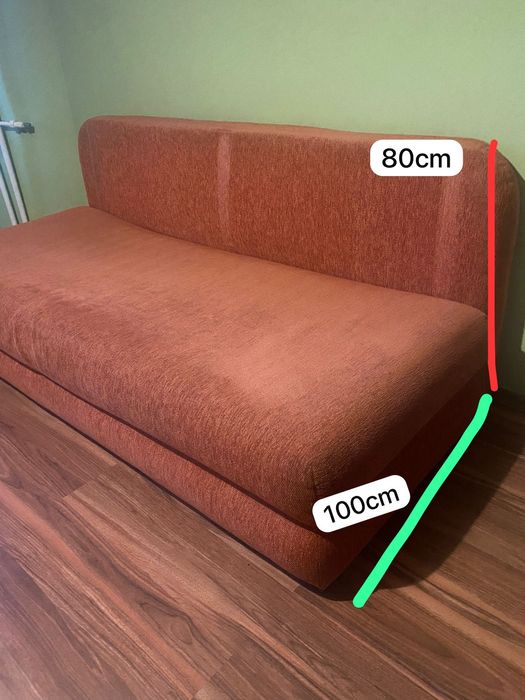 Canapea extensibilă într-un pat