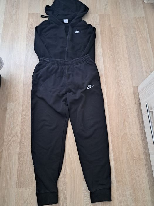 Vând trening NIKE