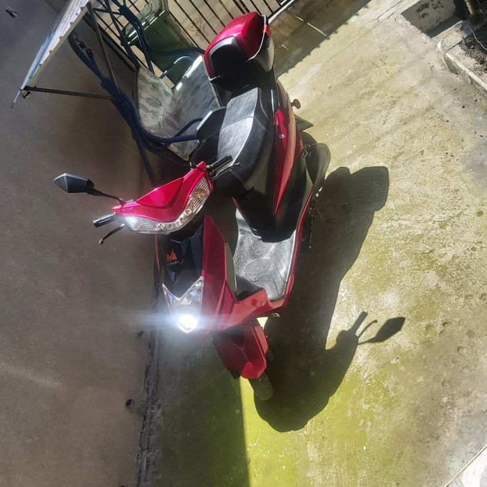 Scuter electric arată și funcționează perfect