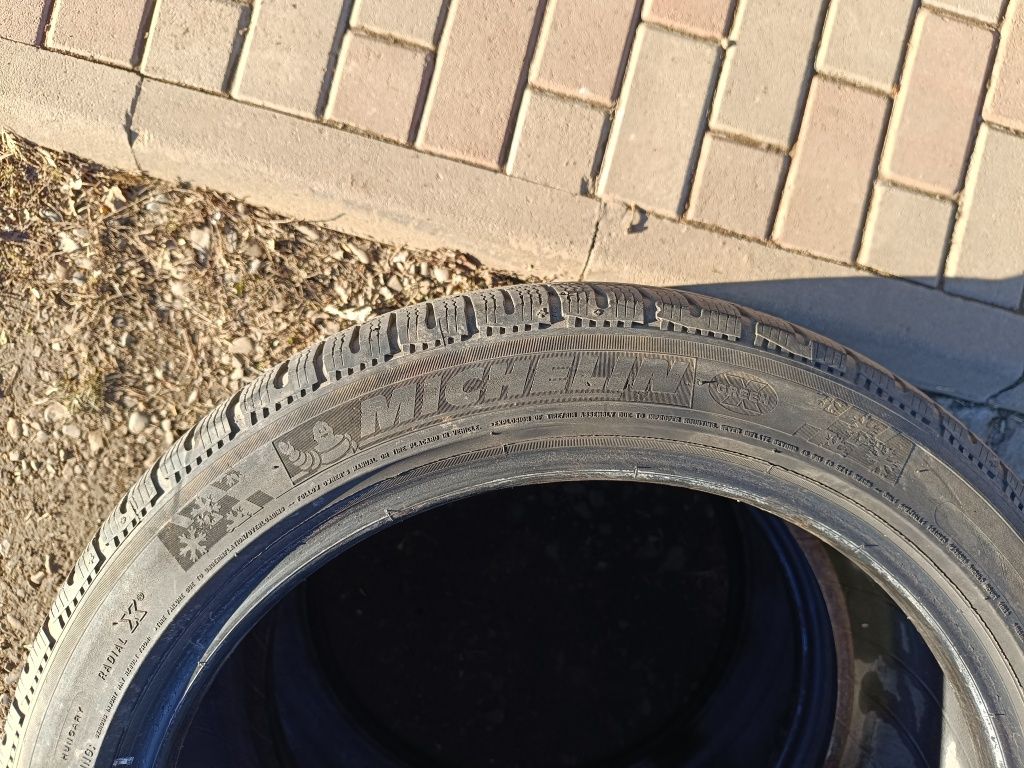 Vând 2 cauciucuri 245/45R19 102w