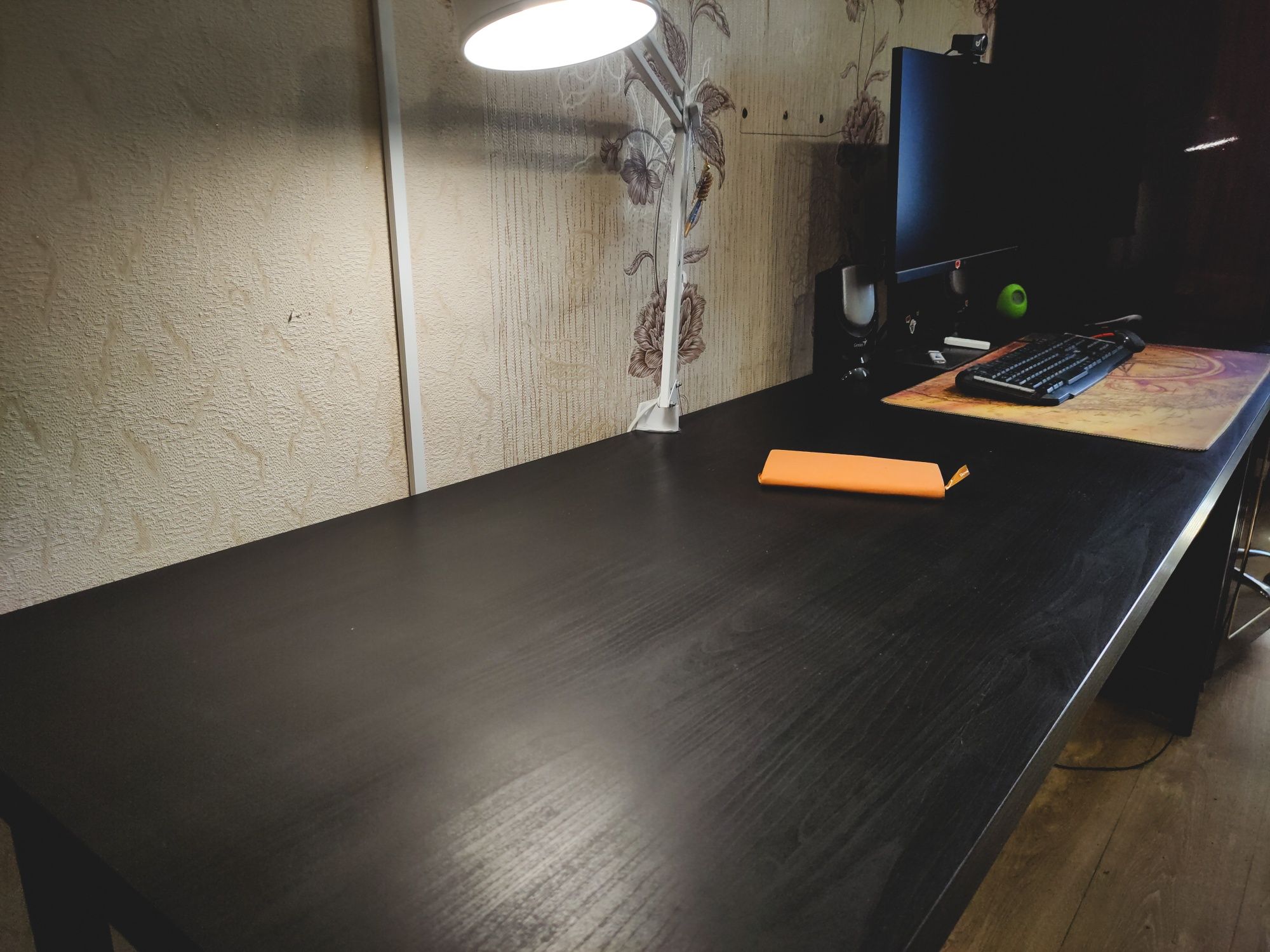 Стол черный из IKEA для дома и офиса
