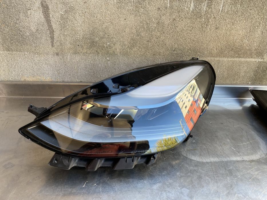Far stanga full led Tesla model 3/Y generatia 1