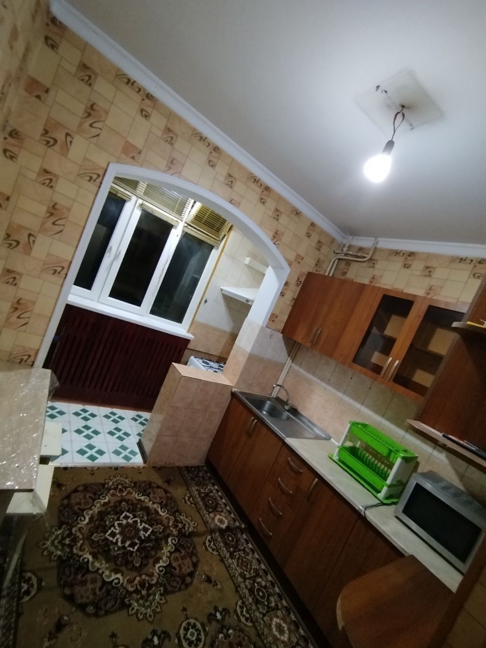 АҚШ элчихонаси ёнида. Факат оилага