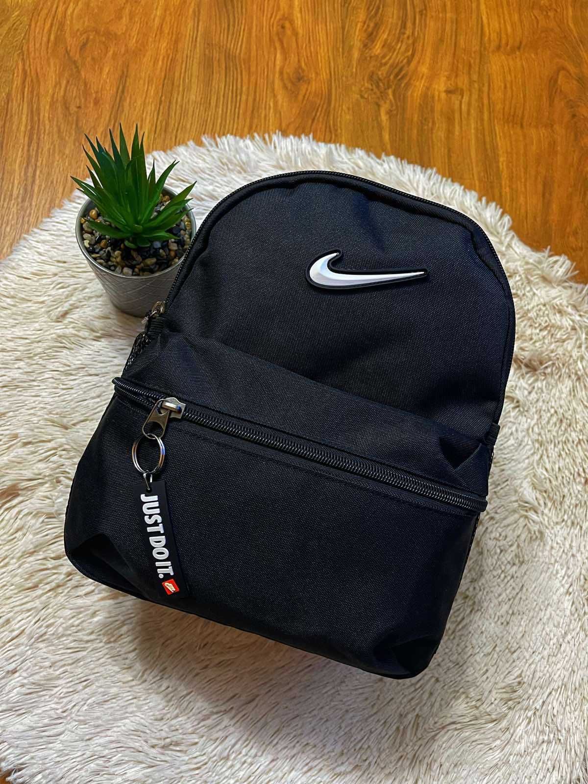 Нова раница Nike