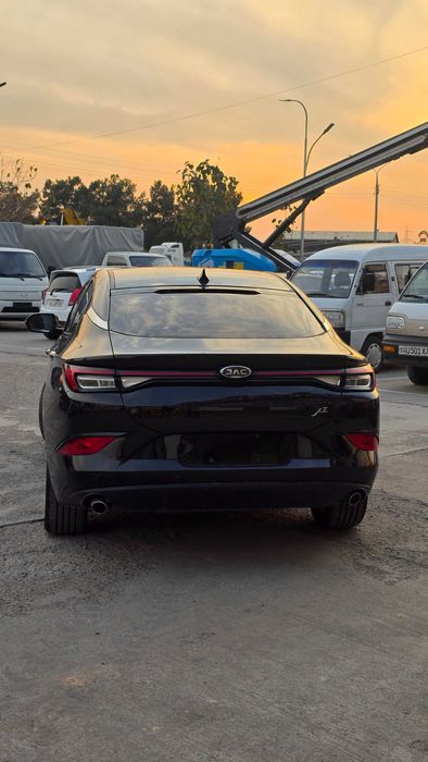 JAC j7 kuchli dvigitek, dizayn va yuqori tezlik