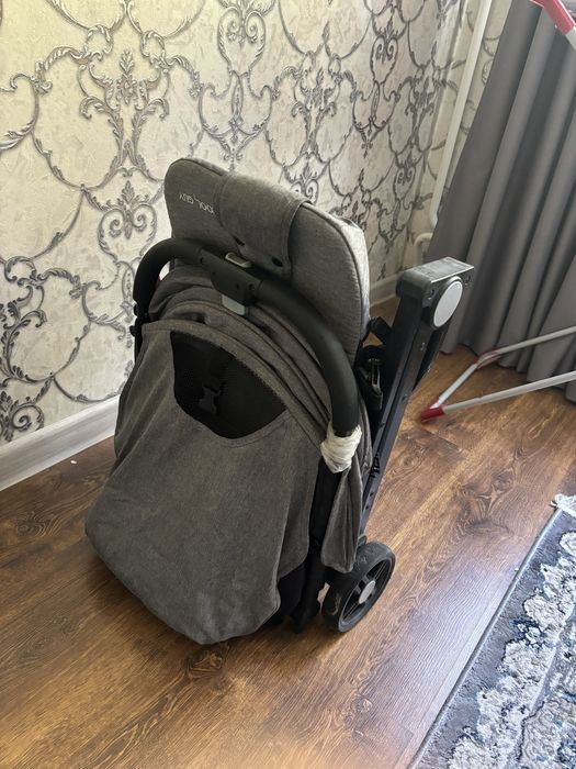 Детская , легкая прогулочная коляска