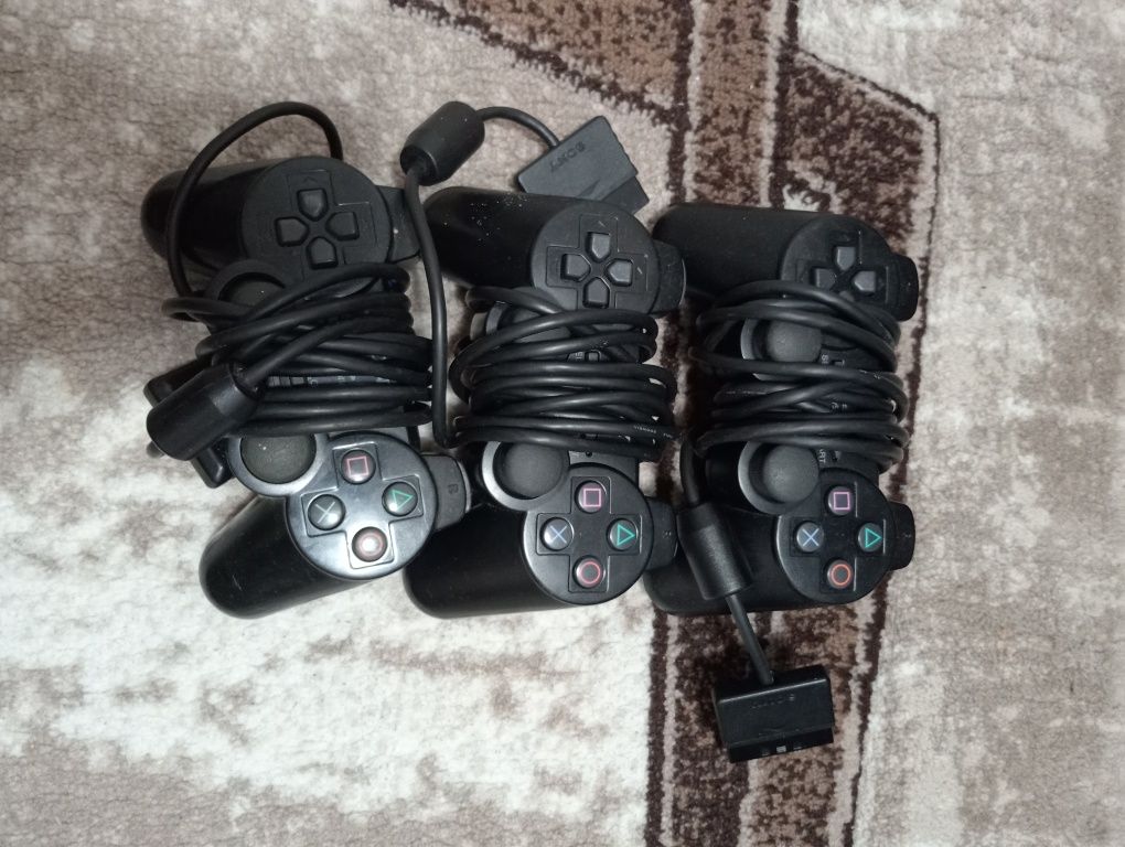 Ps 2 cu 3 joystickuri făra jocuri negociez prețul