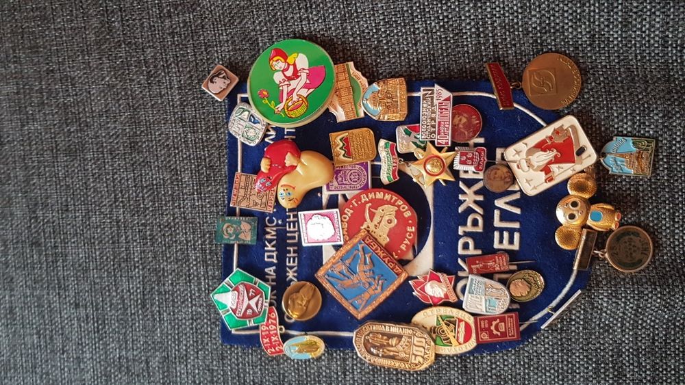 Продавам колекция от стари значки