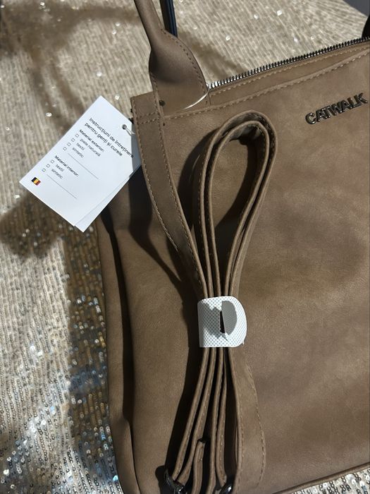 Нова чанта в кафяв цвят с дълга дръжка