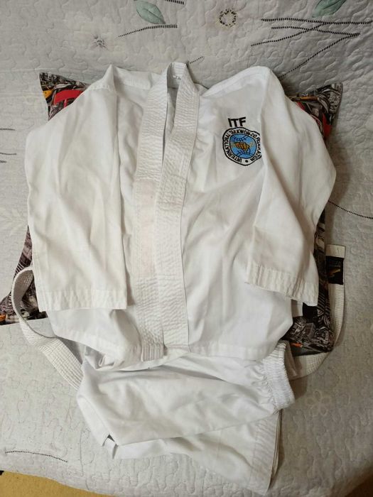 Продам кимоно на ребёнка 4-5 класс .