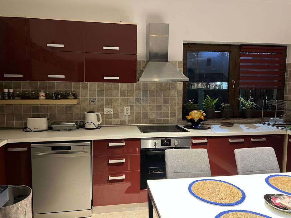 Bucatarie stare foarte buna cu electrocasnice incuse