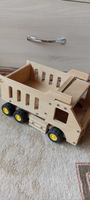 Дървена играчка камион