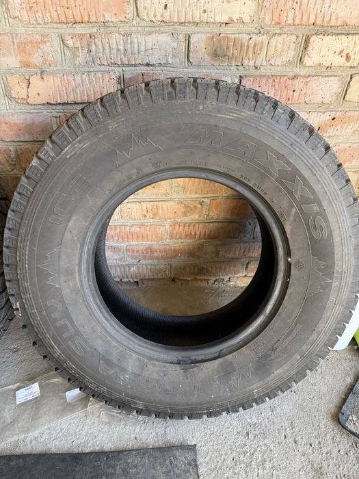 Резина липучка ! Без шипов ! Зима липучка ! maxxis ! 265/70/16 шины