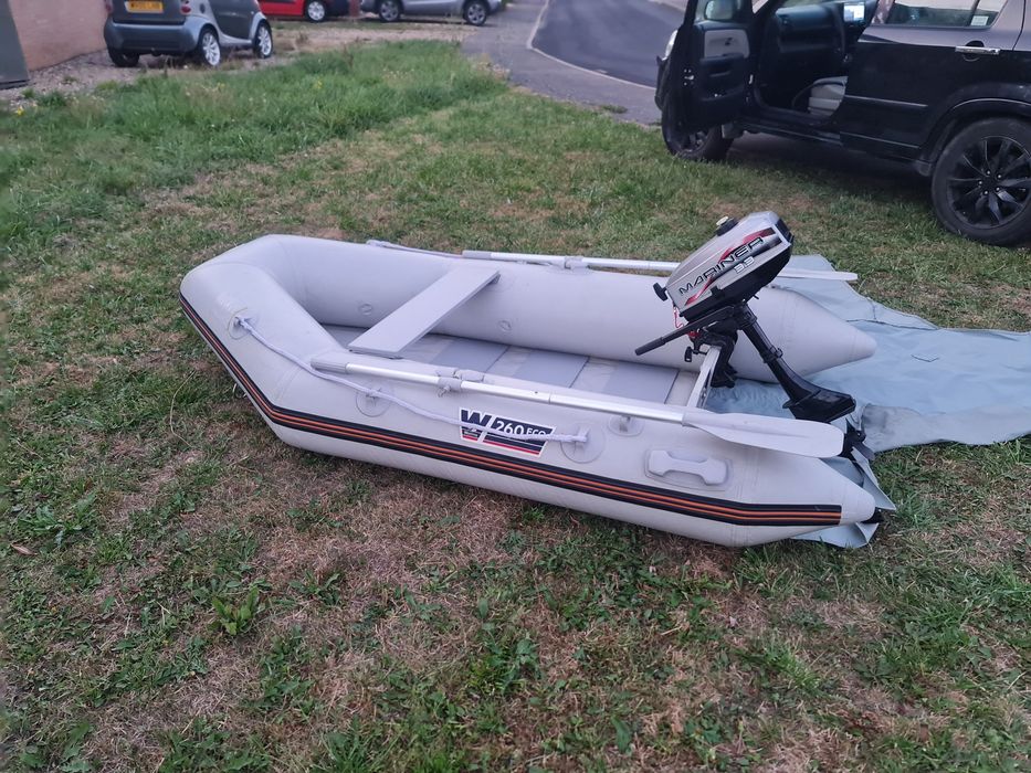 Надуваема лодка Wetline 260см с твърд под и двигател Evinrude 4к.с.