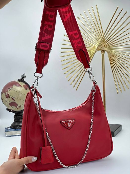 Geanta Prada noua !!! Dimensiuni 27/22 !!!