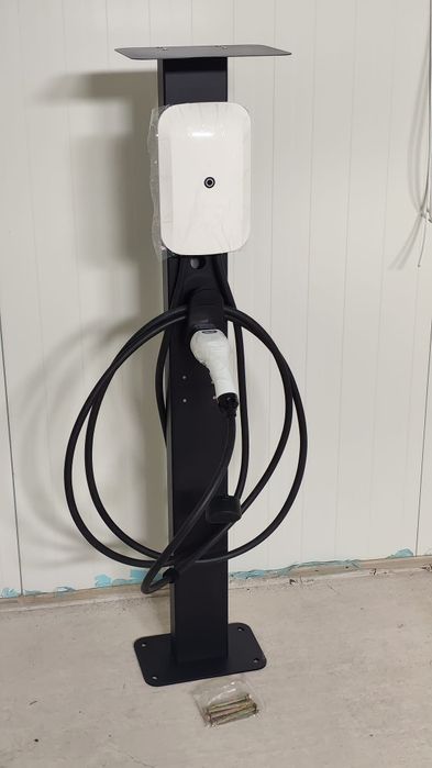 Stand suport stalp aluminiu la statie de incarcare ev auto electric