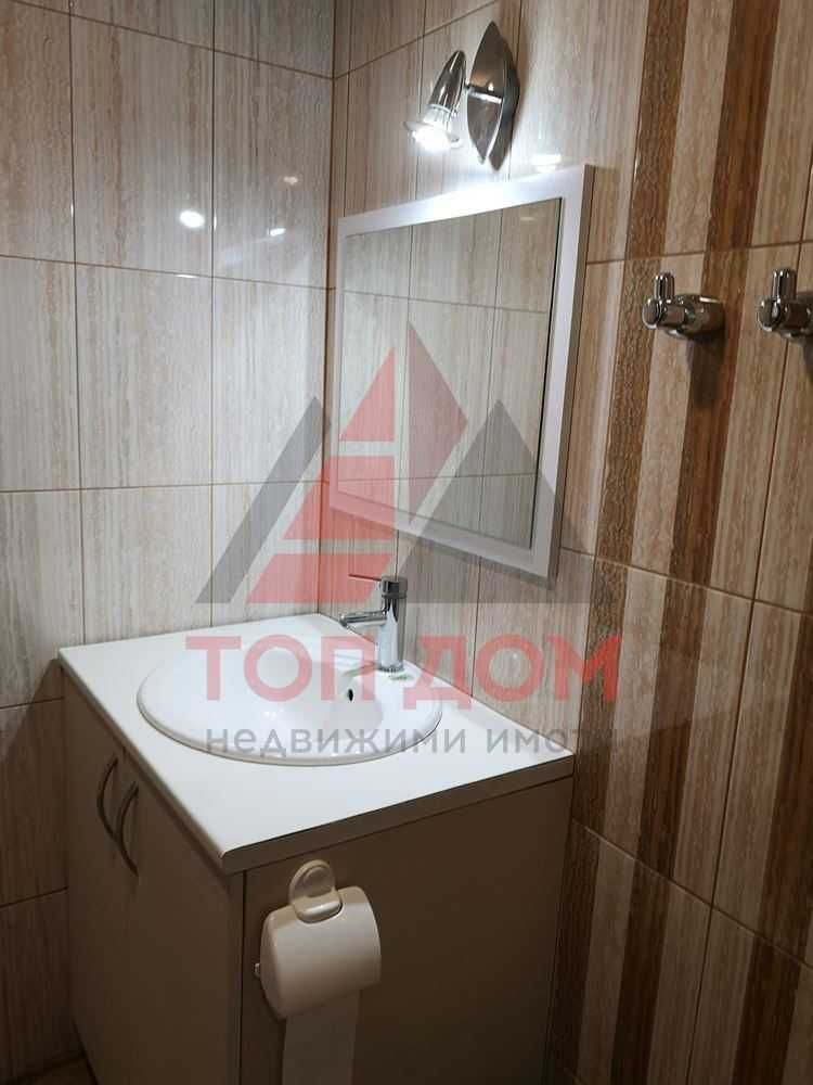 Тристаен! Обзаведен! Окръжна болница! Голяма тераса! Код 73990
