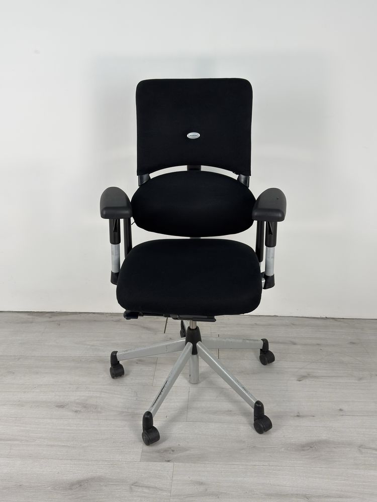 Ергономичен офис стол Steelcase Please V1 има две отделни облегалки,