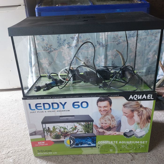 Vînd acvariu pentru pești în stare foarte bună 54 l