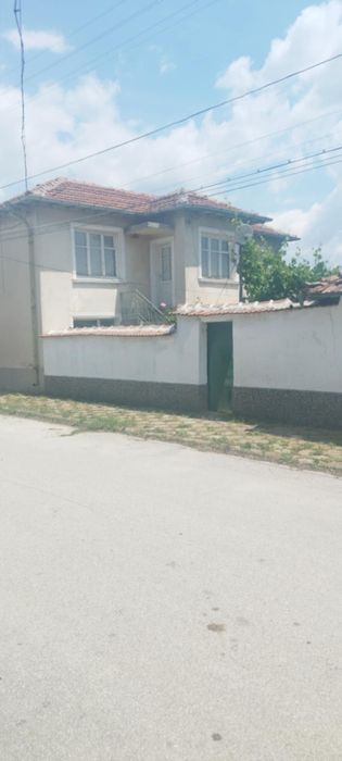 Продавам двуетажна къща с дворно място