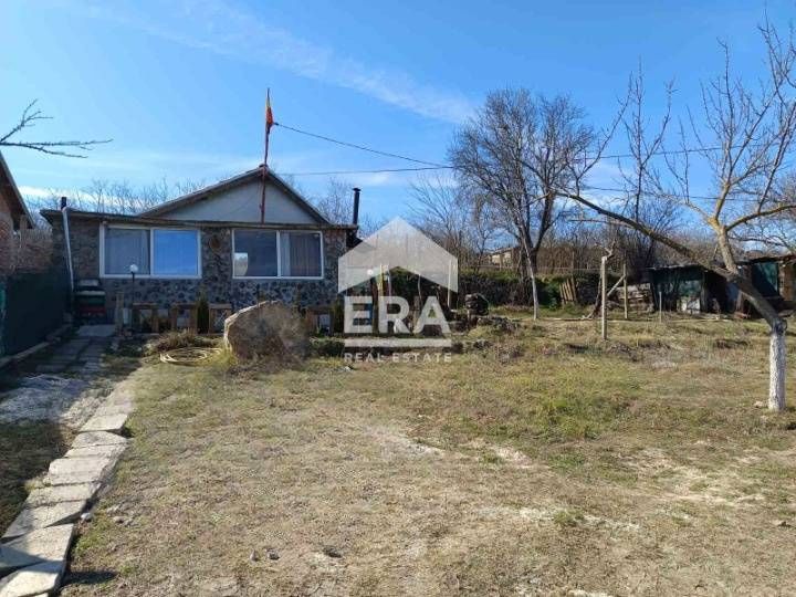 ЕКСКЛУЗИВНО! Едноетажна къща с голямо дворно място в гр. Белослав за п