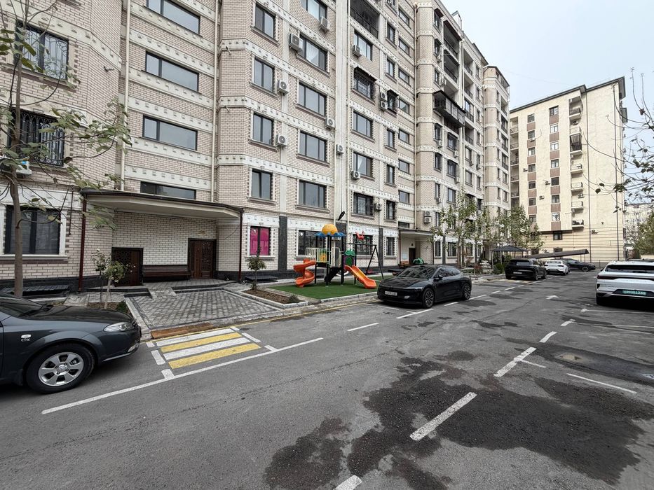 Airport House Продается 3 комнатная квартира  коробка ул.Бабура