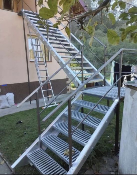 Vând scări zincate