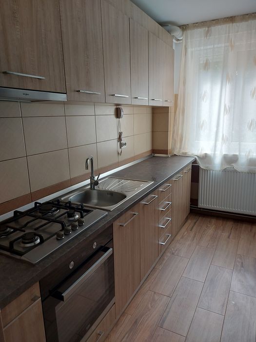 Închiriez apartament 3 camere